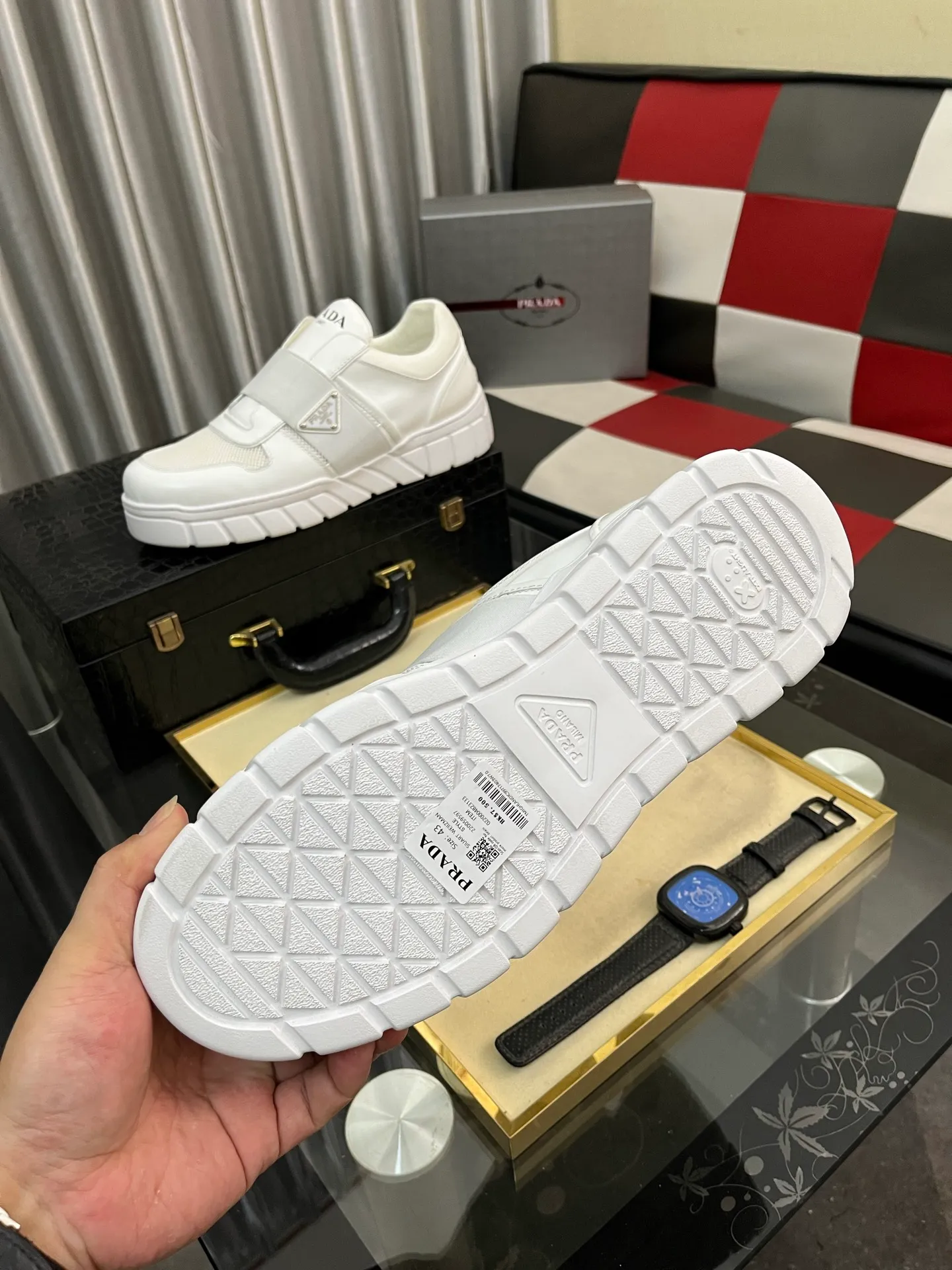 Men's shoes 💰: 560⌚⌚ high version. High-quality new PRADA counters are launched simultaneously. The new men's shoes and 😘 fabrics are selected from first-layer cowhide. Lining: Imported cowhide leather lining. 👍🏿High-end☄️Open-molded non-slip rubber outsole, exquisite lines, simple and elegant, comfortable and high-end for leisure travel. Number of yards: 38 to 44. (Can be customized for 45 non-refundable)